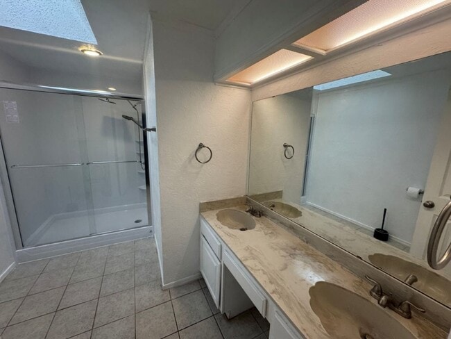 Building Photo - 3 bedroom, 2 bath 2 car garage home for re...
