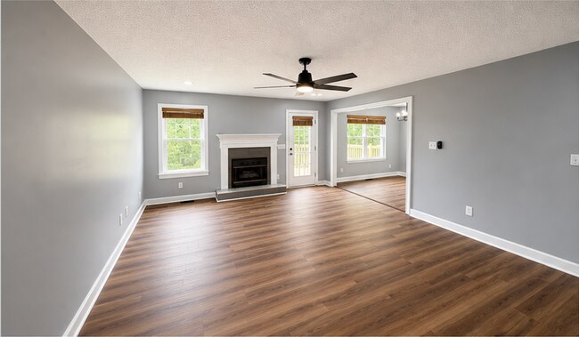 Building Photo - Comfortable Modern Family Home