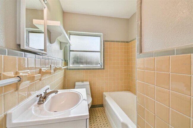 Building Photo - 951 Lantana Ave