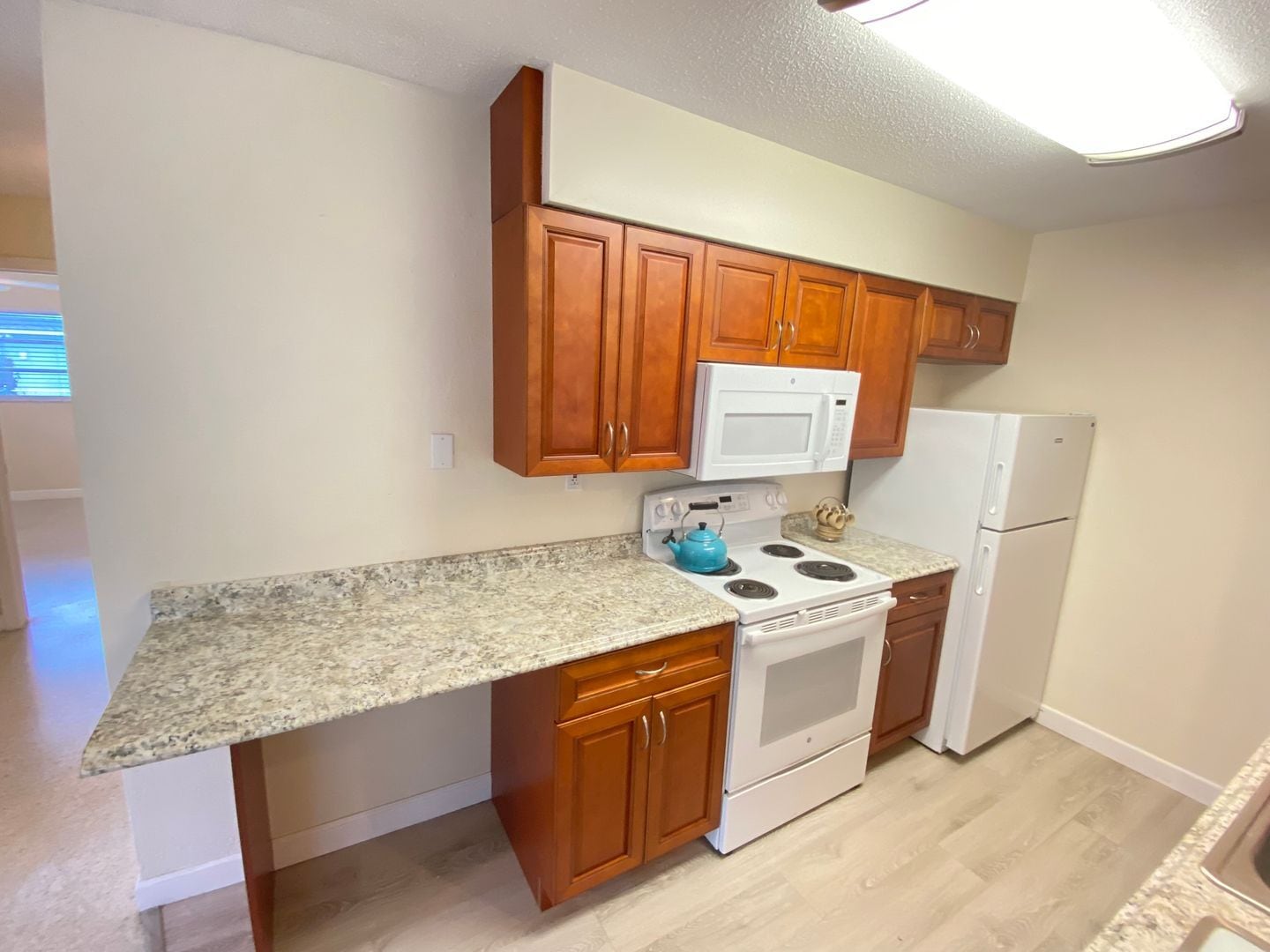 Building Photo - Enjoy Downtown living in this 2/1 Duplex!!