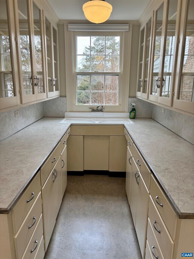 Building Photo - 800 Glendower Rd