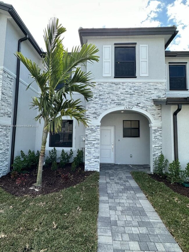 Building Photo - Pine Vista