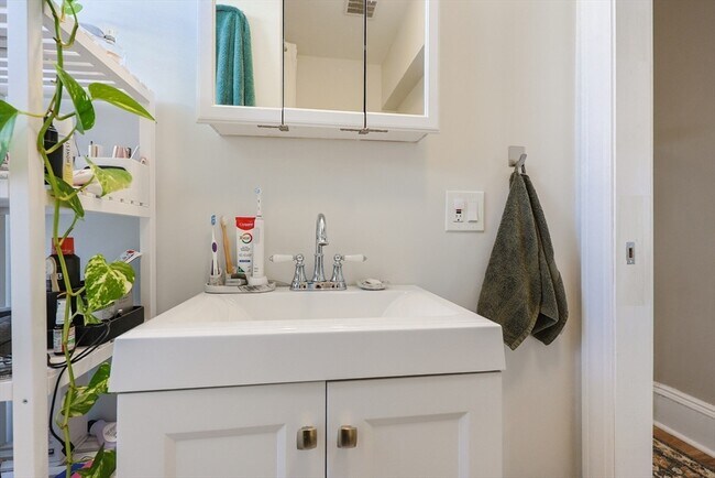 Building Photo - 19 Linden St