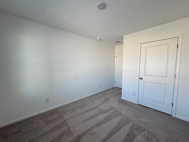 Building Photo - 3 bedroom Newer home