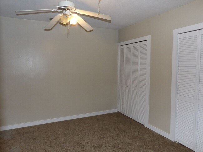 Building Photo - 3 Bedroom 1 bath Call Carole Arcaro Delton...