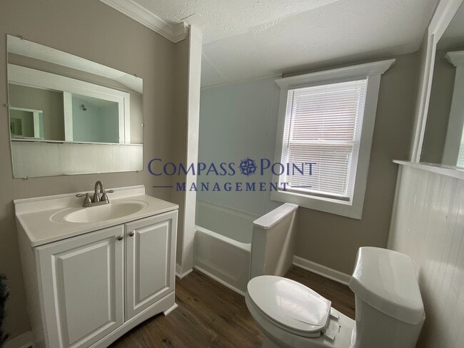 Building Photo - This huge 4 bedroom 1 bathroom house is Now Available!!