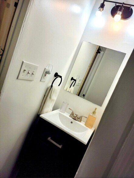 Building Photo - 4903 Ashford Dr