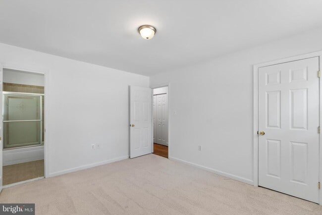 Building Photo - 10422 Floral Dr
