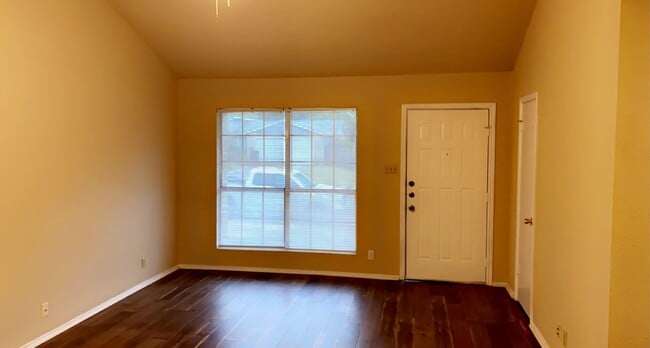 Building Photo - 3329 Country View
