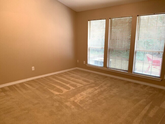 Building Photo - 755 Willow Springs Dr