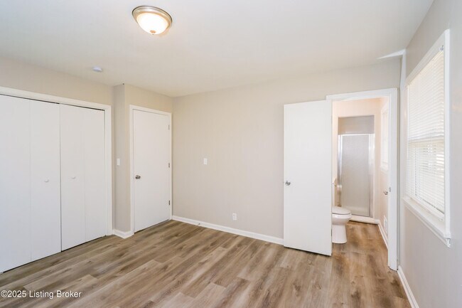 Building Photo - 501 Candlelight Ln