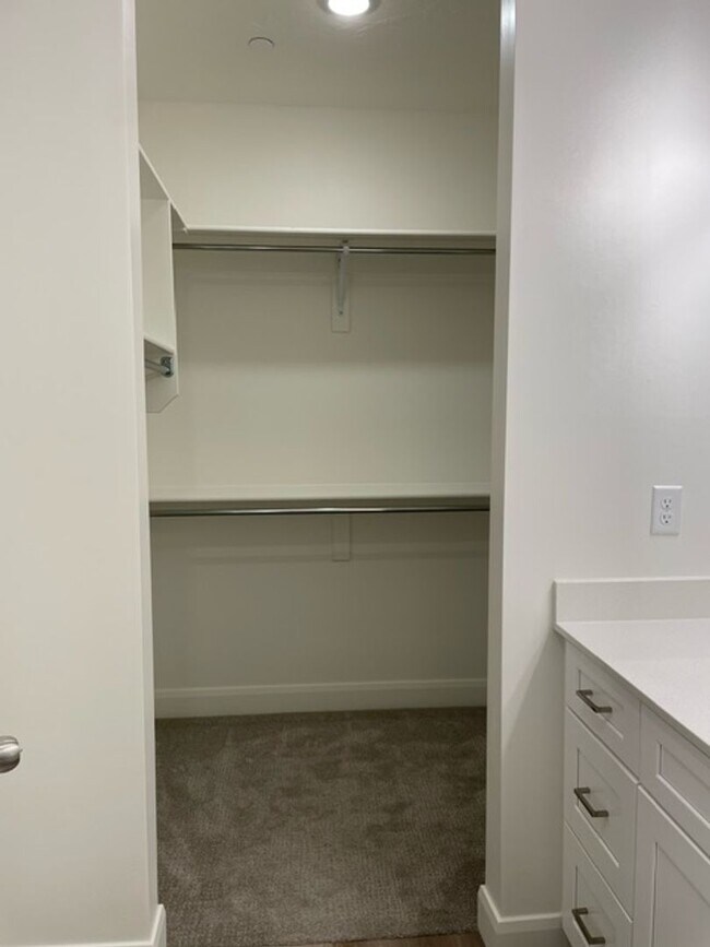 Building Photo - 3 Bedroom Condo in Desert Color with Flexible 6-12 Month Lease