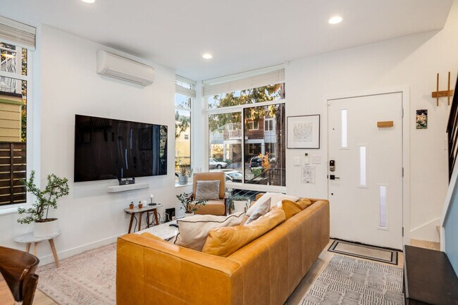 Building Photo - 673 Belmont Pl E