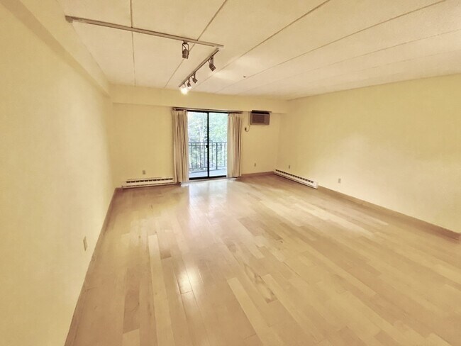 Building Photo - 135 Pleasant St