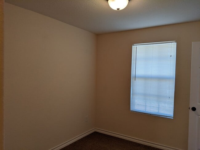 Building Photo - Town home for rent