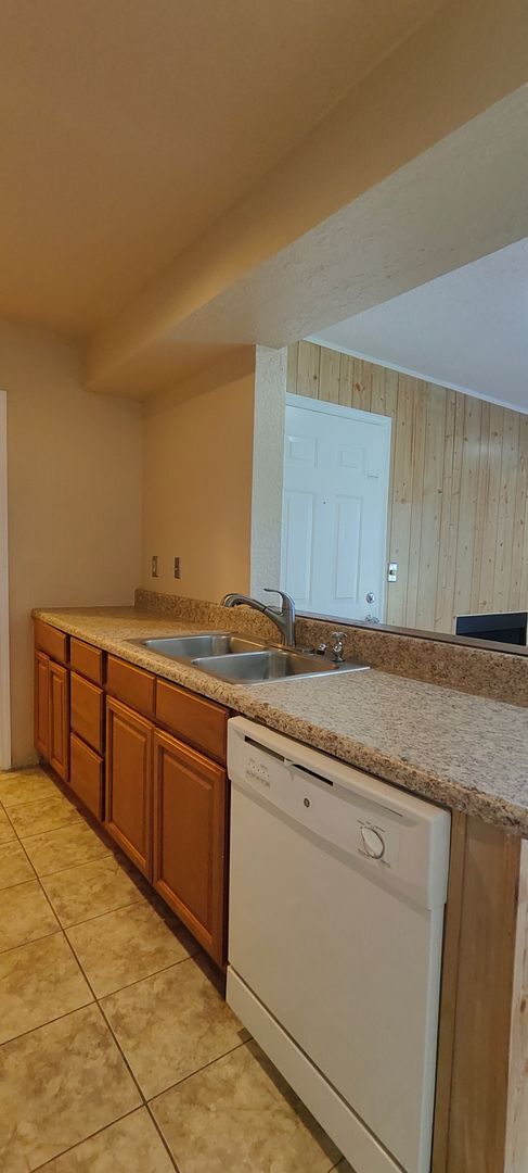 Building Photo - 2550 N Alafaya Trail