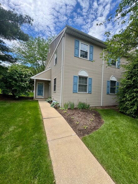 Building Photo - 602 Maplewood Ave