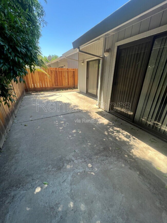 Building Photo - 3068 W Queens Cir