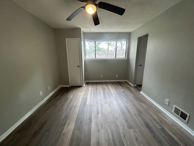 Building Photo - 240 Jamil Rd