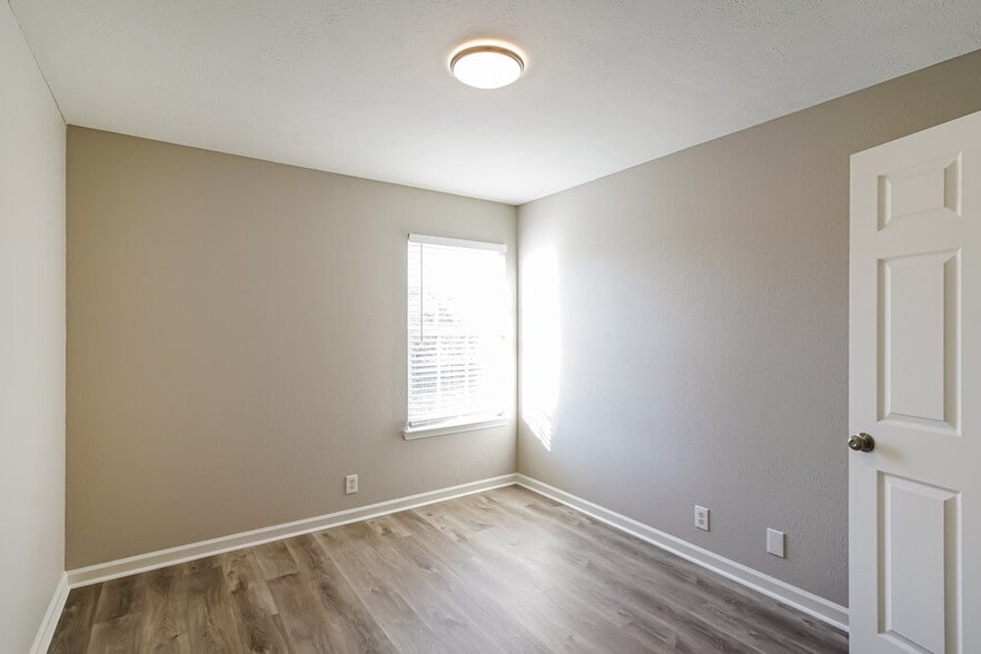 Building Photo - 7016 S Hampton Blvd