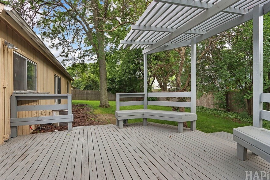 Building Photo - 1540 N Pepper Tree Dr