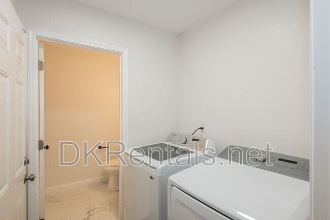 Building Photo - 2027 Lois Pl NW