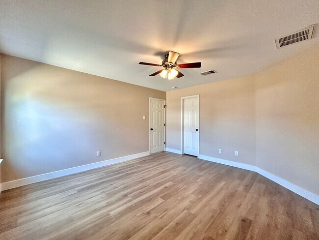 Building Photo - Inviting 4/BR 2/BA Home with Spacious Back...