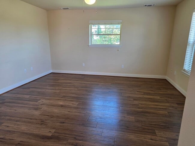 Building Photo - FOR LEASE!! Great location!