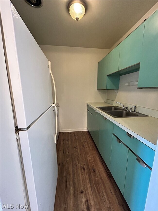 Building Photo - 407 Colonial Dr