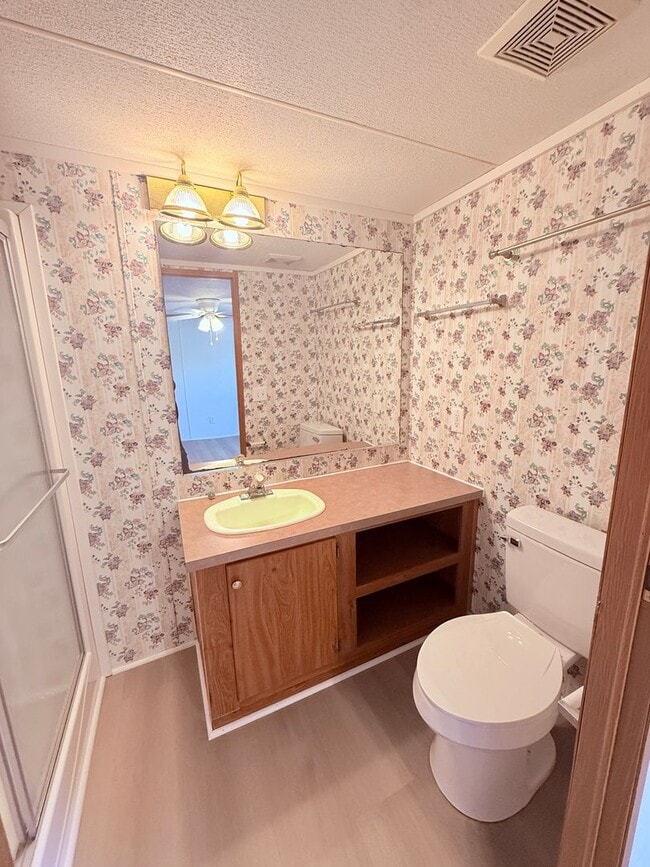 Building Photo - Single Wide Home 5 minutes to Wrightsville Beach and UNCW 2 bedroom with deck