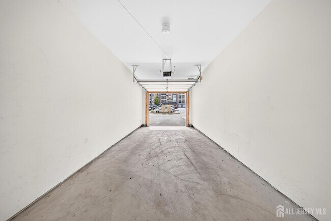 Building Photo - 645 Doral Ct