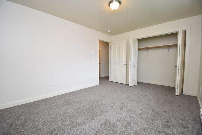 Building Photo - Centrally Located TOP Floor 2b w/ Private ...