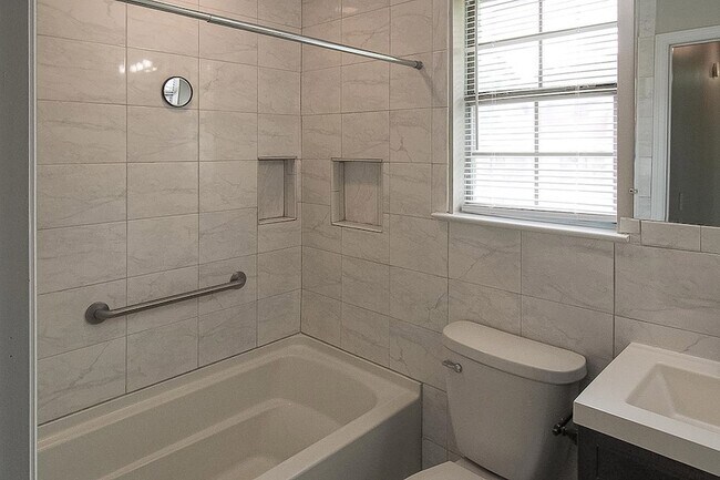 Building Photo - 1235 Pineridge Way