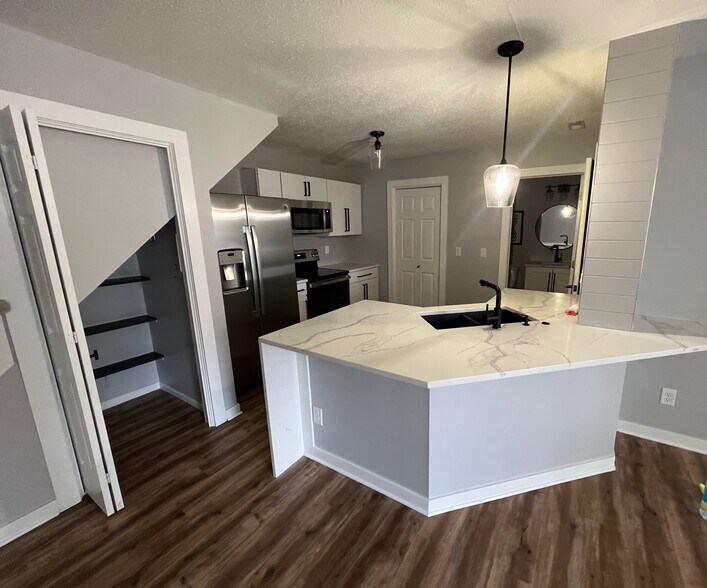 Building Photo - 811 Burr Oaks Dr