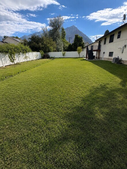 Building Photo - 4860 Country Club Dr