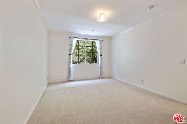 Building Photo - 1375 Kelton Ave
