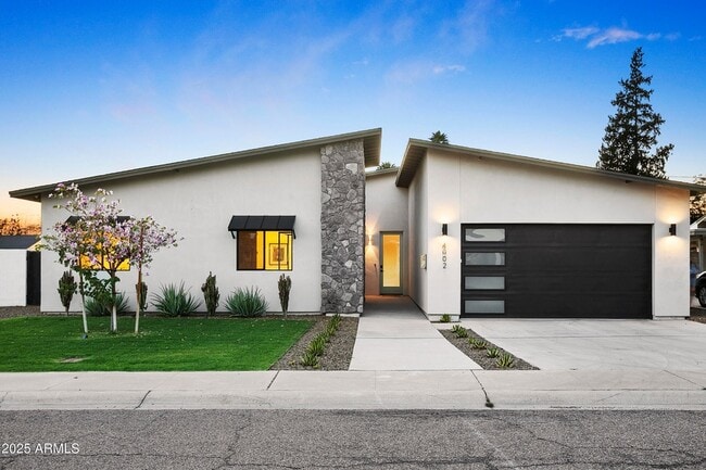 Building Photo - 4002 N 33rd Pl