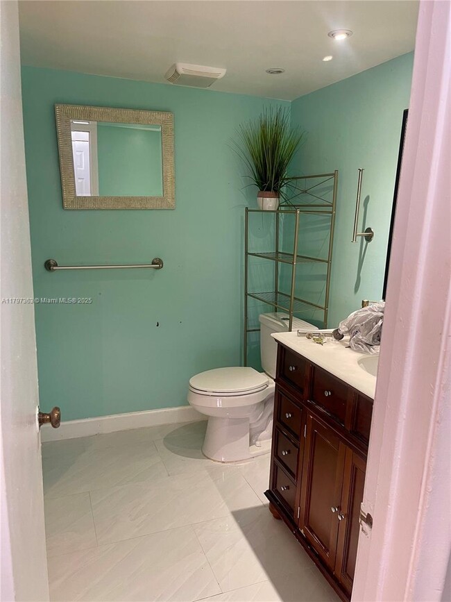 Building Photo - 6695 Racquet Club Dr