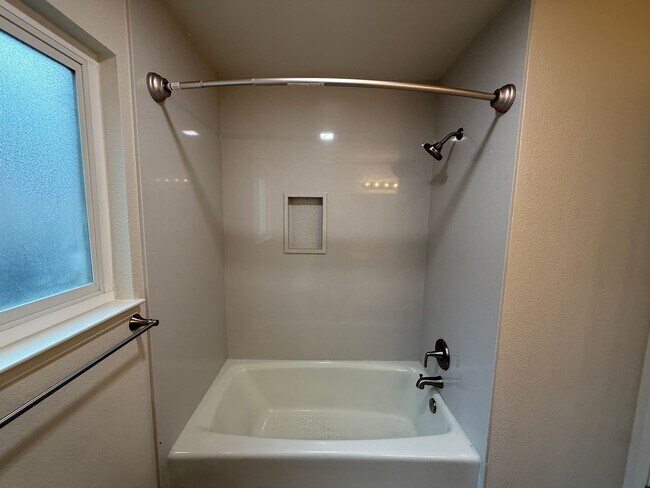 Building Photo - Fully remodeled single story located in Lakewood School District!