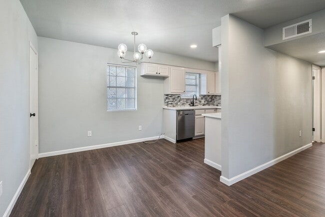 Building Photo - 208 N Coleman St