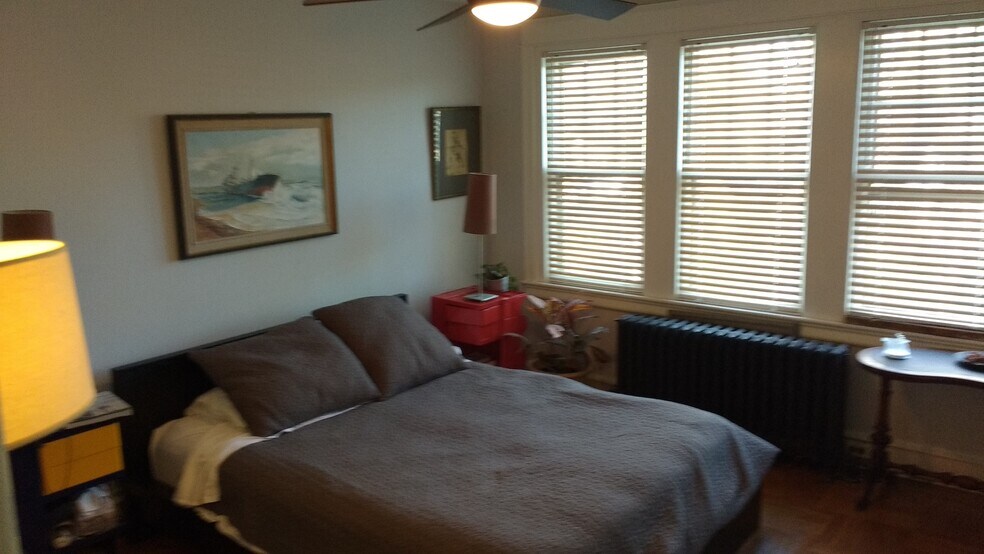 Building Photo - 110 E Roumfort Rd