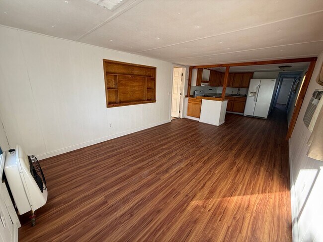 Building Photo - Cute 1.5 Bdrm w/ Toy Parking.