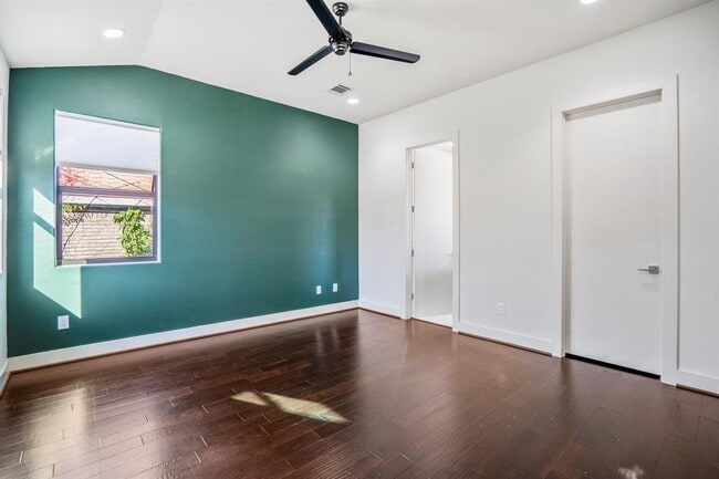 Building Photo - 3208 N MacGregor Way