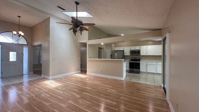 Building Photo - 487 Carrigan Ave