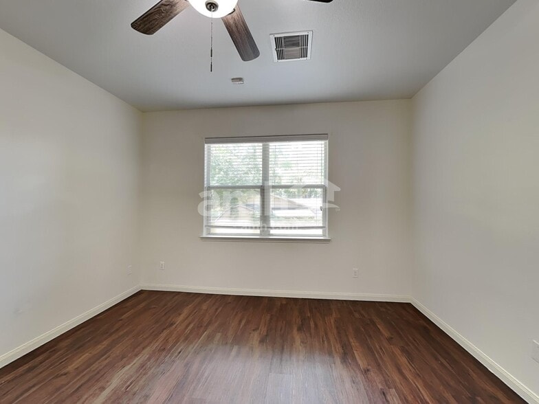 Building Photo - 2037 Vanamen Ct