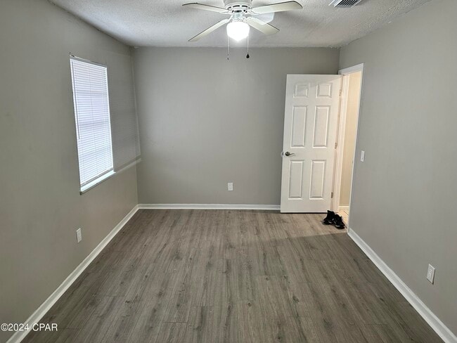 Building Photo - 923 Sanders Ln