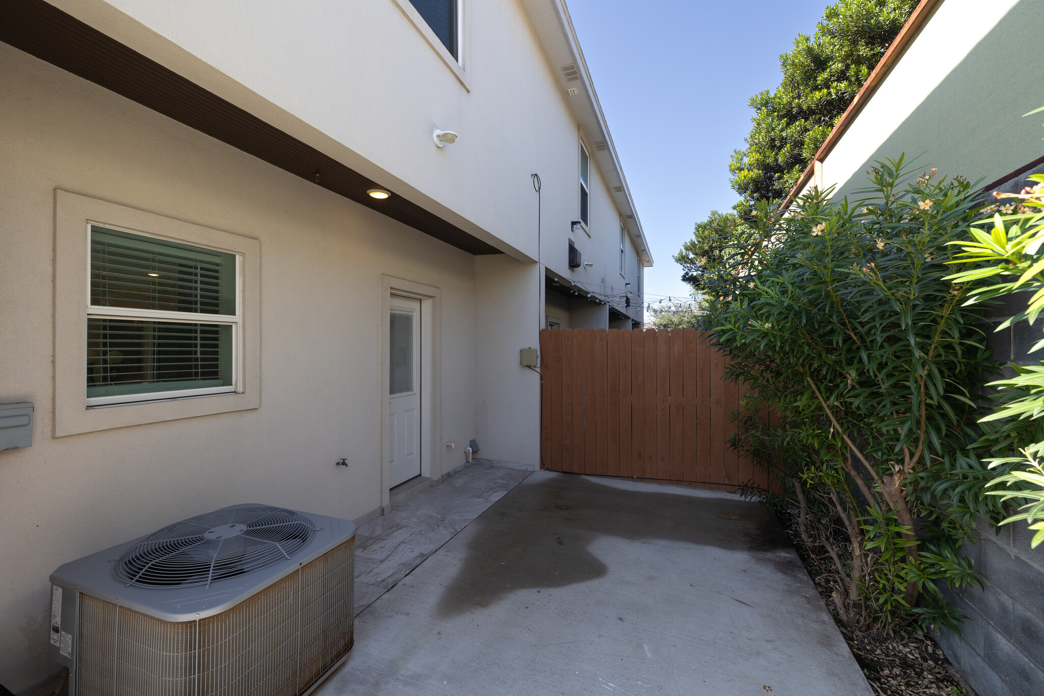 Building Photo - 1021 E La Cantera Ave