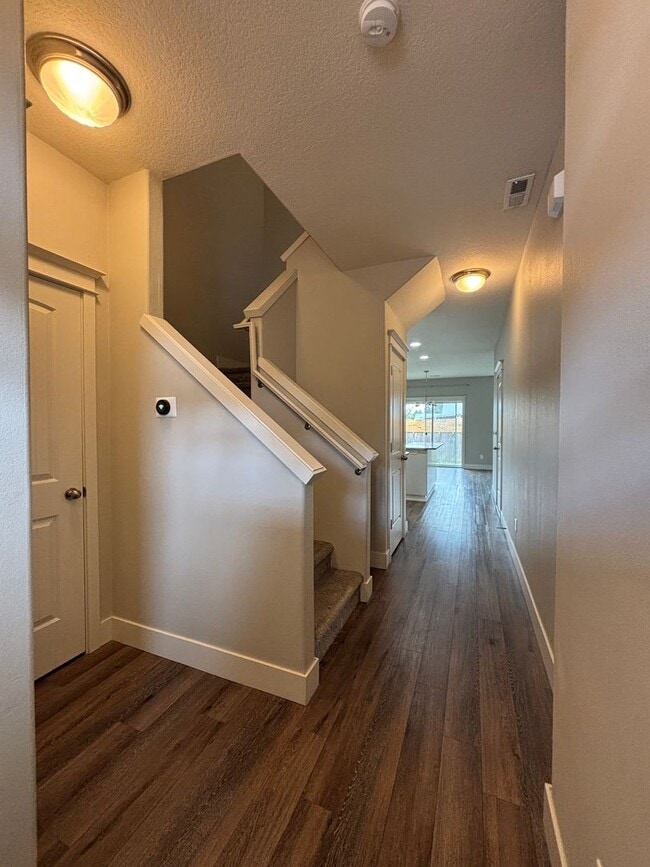 Building Photo - Newer 2 Story Home in Newberg   SHOWINGS  START  MAY 15th