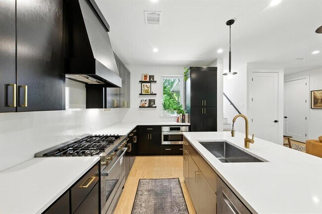 Building Photo - 4614 Englewood Dr