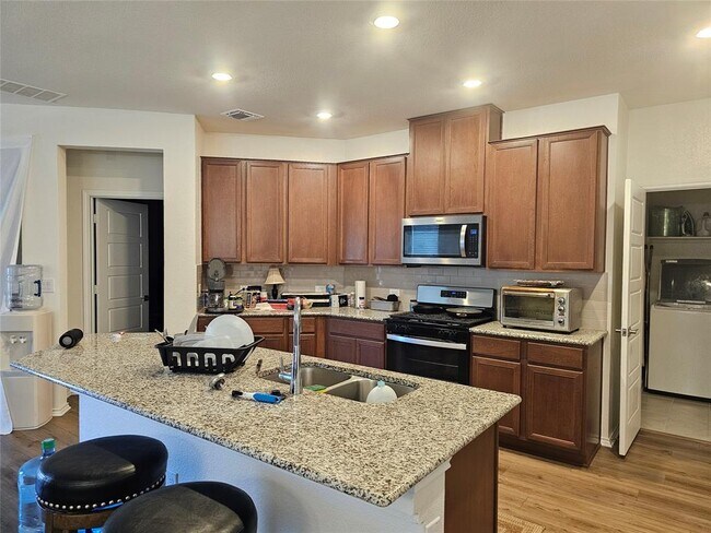 Building Photo - 210 Summit Dr